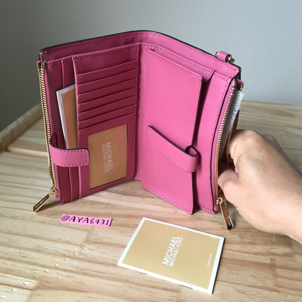 Michael Kors wallet🎈🎈 - Picture 5 of 8